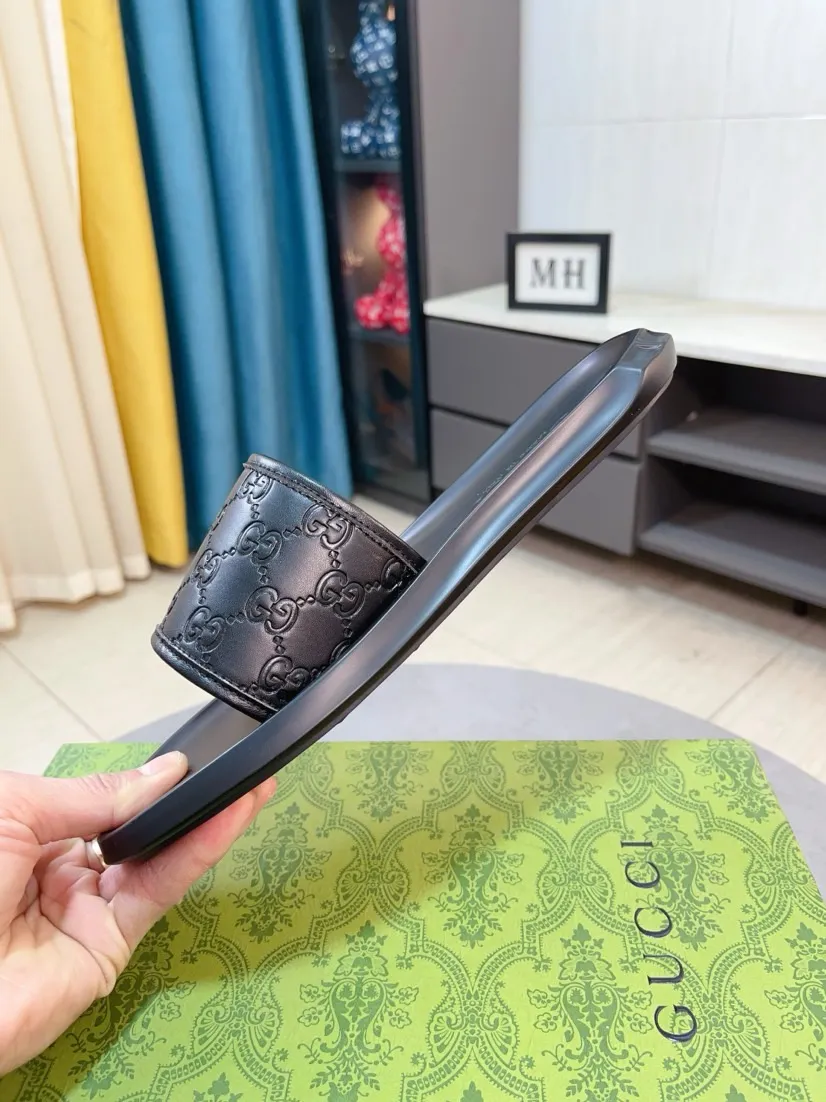 Men's shoes 💰260🌹🌹 (gucci-Gucci) New men's slippers, high-end boutique, made of cowhide, with exquisite embossed logo decoration on the upper, fine workmanship, super soft soles, casual, loose and comfortable, a must-have in summer! \nsize：38-44